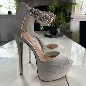 ShoeDazzle Jasmyn White Snake Embossed Crystal Platform Stiletto Heels Sz 7.5
